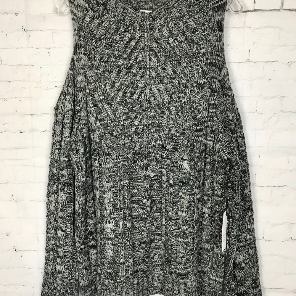 ACTIVE USA Knit Cold Shoulder Sweater (L)